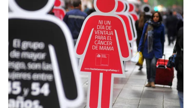 Intervencion callejera del SERNAM por el cáncer de mama
