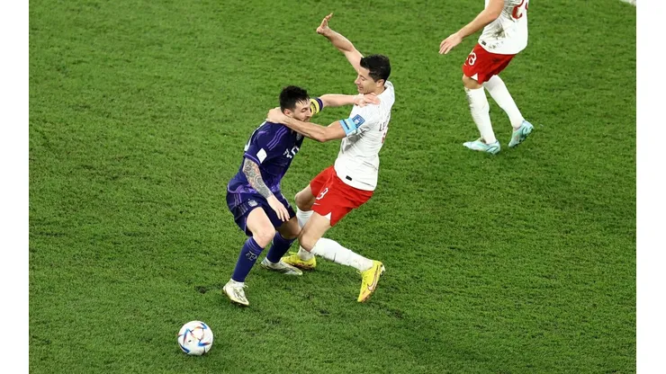 Lewandowski y Messi se encontraron dentro de la cancha y cruzaron algunas palabras.