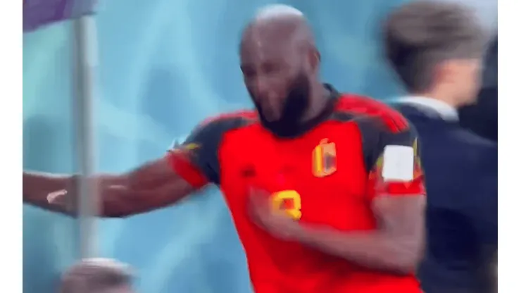 Romelu Lukaku se descargó rompiendo una banca