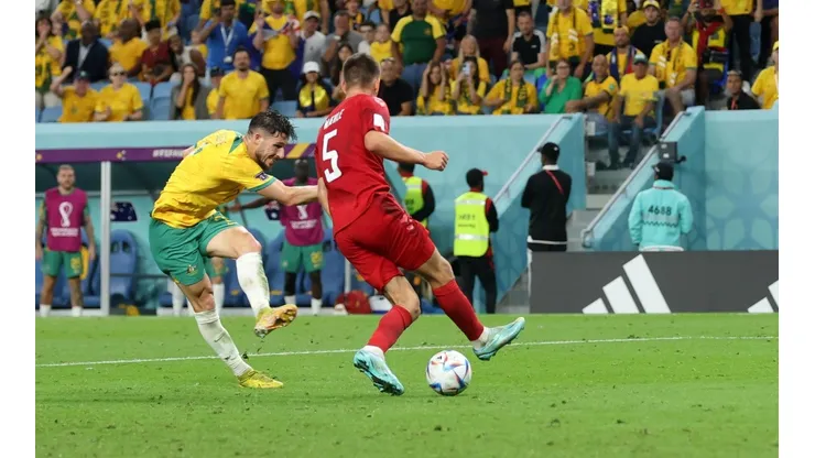 Mathew Leckie mete el zurdazo que le da la clasificación a Australia