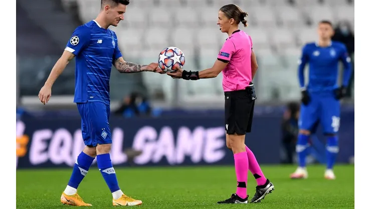 Frappart tiene experiencia dirigiendo en la Champions League, Ligue 1 de Francia y Supercopa de Europa.