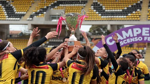 Las Aurinegras levantando la copa del Ascenso