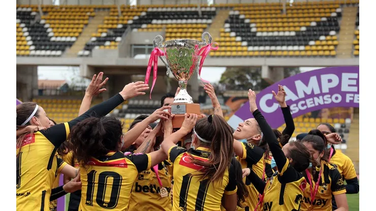 Las Aurinegras levantando la copa del Ascenso