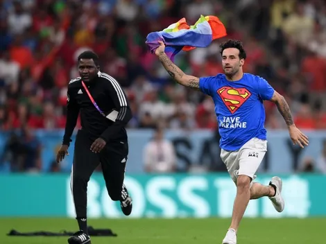 Atrevido Superman ingresa a la cancha con bandera LGTBIQ+