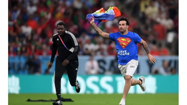 Con camiseta de Superman y bandera del LGTBIQ+ un hincha entró a la cancha en Qatar