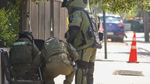 Los funcionarios del GOPE chequearon la bomba.