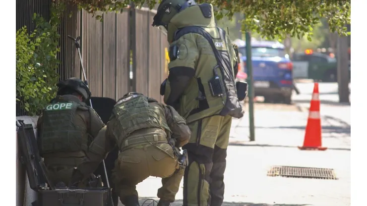 Los funcionarios del GOPE chequearon la bomba.