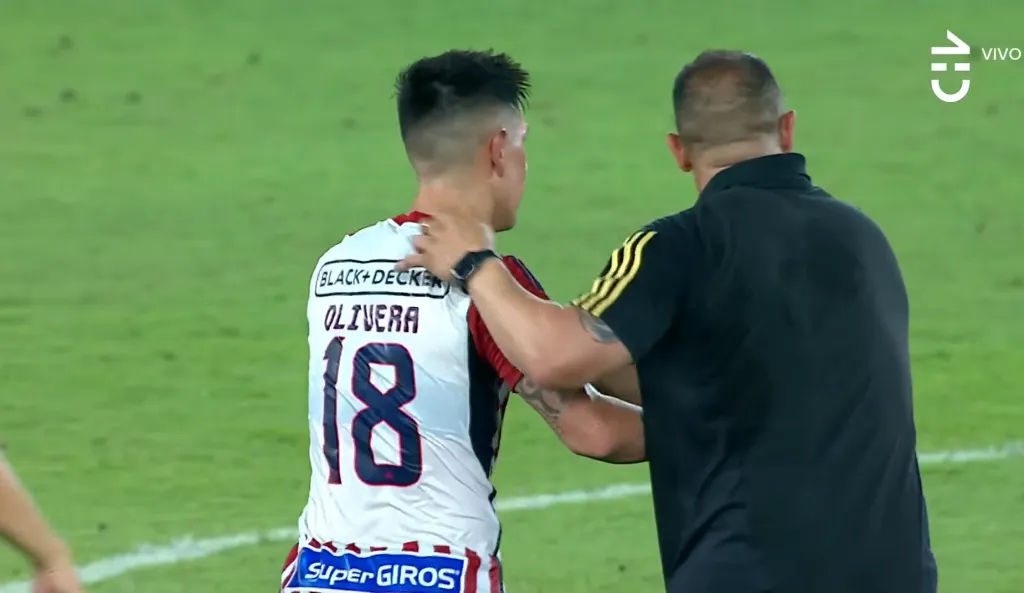 Jorge Almirón calma a Emanuel Olivera. (Captura CHV).