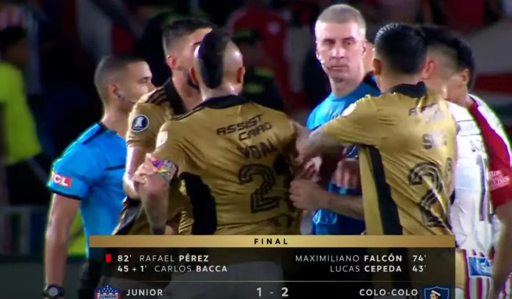 Junior embroncó a Arturo Vidal. (Captura Disney+).