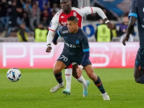 Subastan camiseta de Alexis en Marsella por casi mil euros