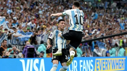 Lionel Messi festeja con Enzo Fernández la victoria sobre México que les da vida en el Mundial.