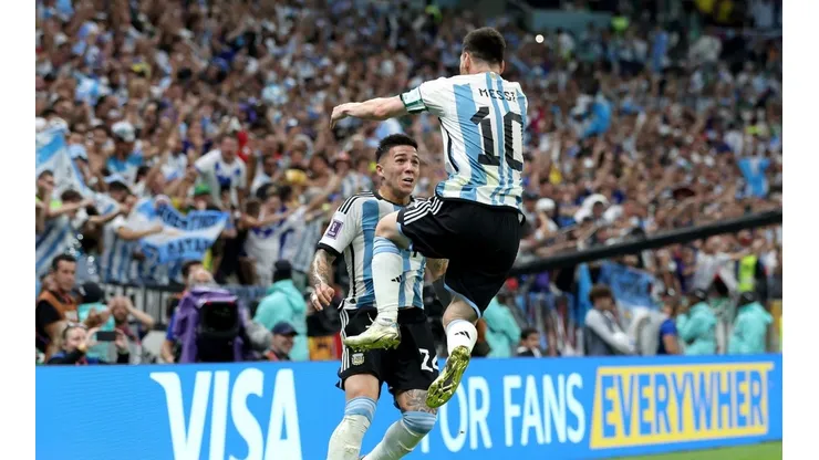 Lionel Messi festeja con Enzo Fernández la victoria sobre México que les da vida en el Mundial.