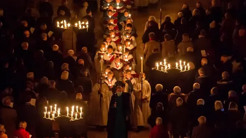 El interior de la catedral de Salisbury se ilumina con velas portadas por los coristas durante la procesión anual de Adviento "de la oscuridad a la luz".