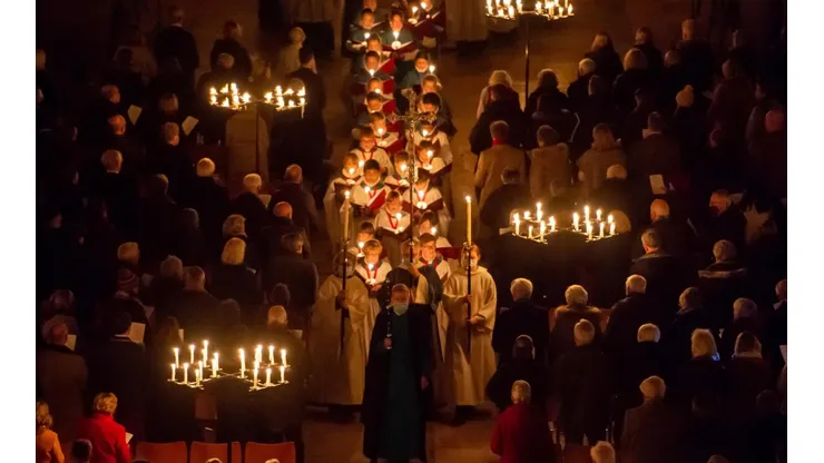 El interior de la catedral de Salisbury se ilumina con velas portadas por los coristas durante la procesión anual de Adviento "de la oscuridad a la luz".