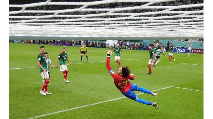 Enzo Fernández le clavó un golazo espectacular a Memo Ochoa y Argentina venció por 2-0 a México.