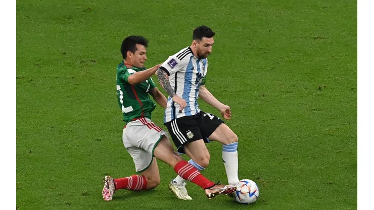 Hirving Lozano intenta quitarle la pelota a Lionel Messi, autor del primer gol en la victoria de Argentina sobre México.