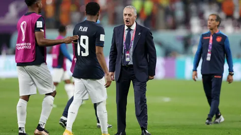 Gustavo Alfaro felicita a Gonzalo Plata, quien estrelló un remate en el poste en el 1-1 que Ecuador logró ante Países Bajos en la segunda fecha del Grupo A en el Mundial de Qatar 2022.