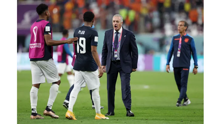 Gustavo Alfaro felicita a Gonzalo Plata, quien estrelló un remate en el poste en el 1-1 que Ecuador logró ante Países Bajos en la segunda fecha del Grupo A en el Mundial de Qatar 2022.