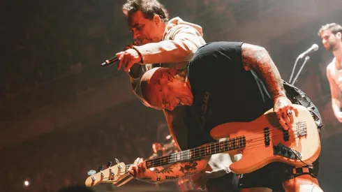 Vicentico y Flavio Cianciarullo en el escenario del Movistar Arena con Los Fabulosos Cadillacs.