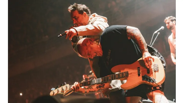 Vicentico y Flavio Cianciarullo en el escenario del Movistar Arena con Los Fabulosos Cadillacs.