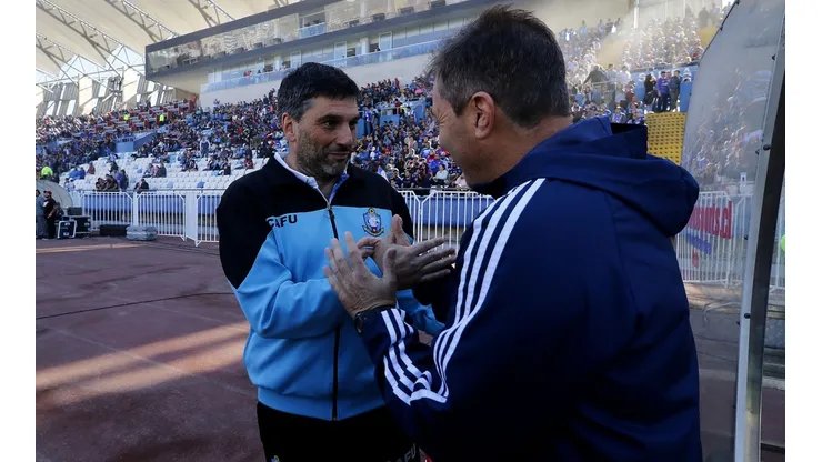 Gerardo Ameli se saluda con Frank Kudelka en los minutos previos a un encuentro de Deportes Antofagasta y Universidad de Chile.