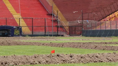 Los trabajos se están haciendo en la cancha del estadio Santa Laura.