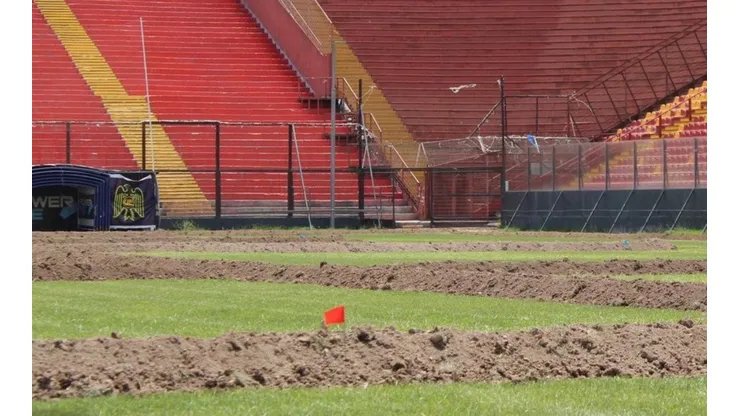 Los trabajos se están haciendo en la cancha del estadio Santa Laura.