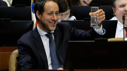 El diputado Cristóbal Urruticoechea celebra. El legislador fue apuntado por una denuncia por mal uso de las tarjetas para cargar combustible.