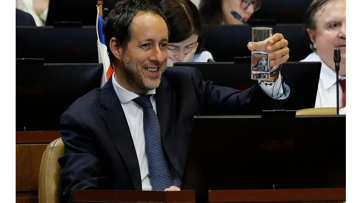 El diputado Cristóbal Urruticoechea celebra. El legislador fue apuntado por una denuncia por mal uso de las tarjetas para cargar combustible.