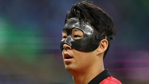 Son juega enmascarado contra Uruguay.