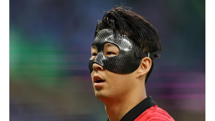 Son juega enmascarado contra Uruguay.