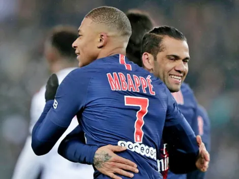 Un chaquetero Dani Alves le da un raspacacho a Mbappé