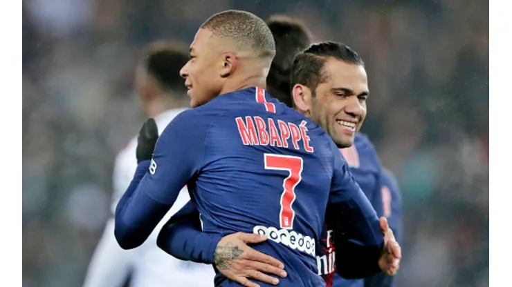Dani Alves y Kylian Mbappé coincidieron un par de años en el PSG.