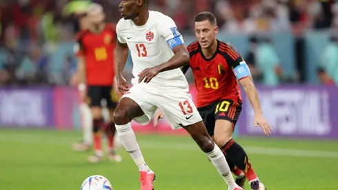 Atiba Hutchinson conduce el balón ante la mirada de Eden Hazard en un duelo de capitanes que se dio en el partido que Bélgica le ganó a Canadá.