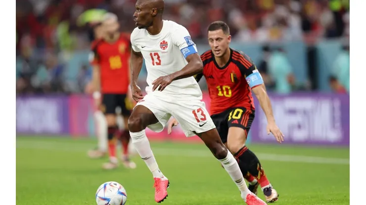 Atiba Hutchinson conduce el balón ante la mirada de Eden Hazard en un duelo de capitanes que se dio en el partido que Bélgica le ganó a Canadá.