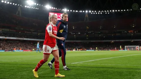Beth Mead saliendo de la cancha por la lesión en la rodilla