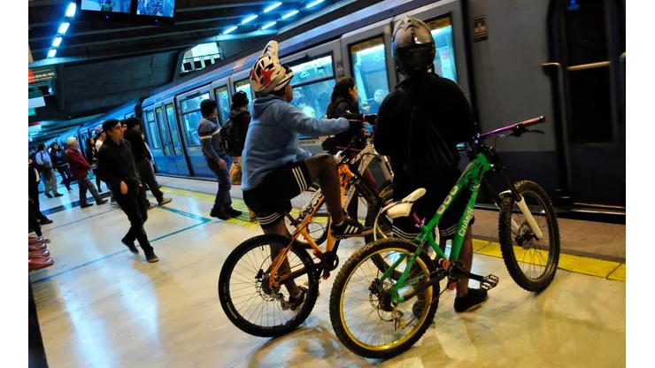 Metro de Santiago informa que se podrá viajar con bicicletas.