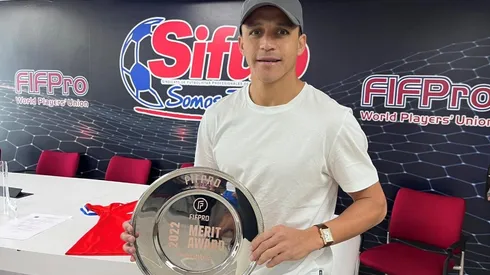 La fotografía de Alexis Sánchez con el premio ganador por el Sifup.