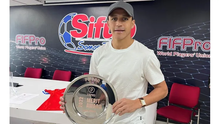 La fotografía de Alexis Sánchez con el premio ganador por el Sifup.