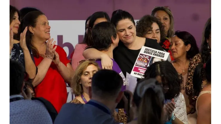 La ministra Antonia Orellana presentó el plan que quiere desterrar la violencia contra la mujer.