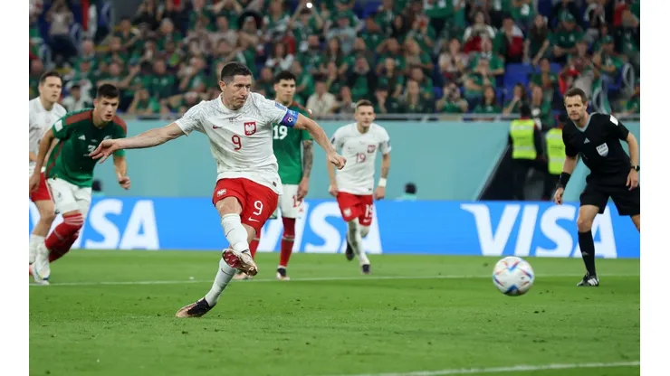 Robert Lewandowski falló desde el punto penal y todavía no marca en mundiales