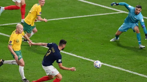 Olivier Giroud dispara para el gol de Francia