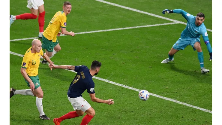 Olivier Giroud dispara para el gol de Francia