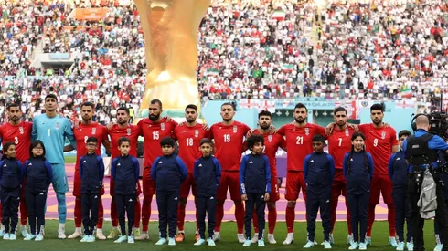 Los seleccionados iraníes en el momento del himno