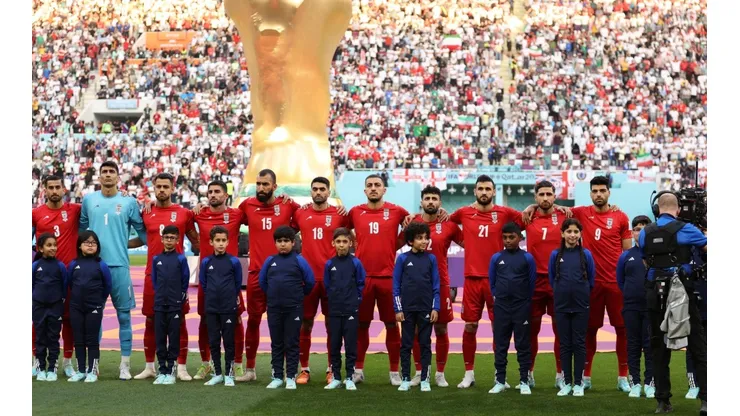 Los seleccionados iraníes en el momento del himno