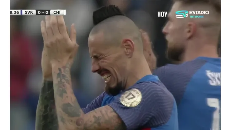 Marek Hamsik se emocionó muchísimo en su retiro de la selección de Eslovaquia: fue en el 0-0 ante Chile en Bratislava. (Captura TNT Sports).