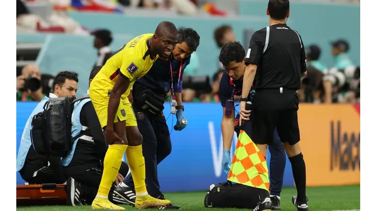 Enner Valencia con mucho dolor luego de un golpe que recibió en la victoria de Ecuador ante Qatar con un doblete suyo.