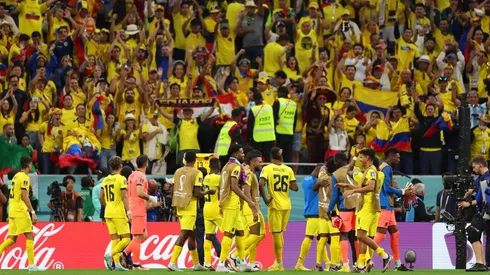 Jugadores de Ecuador celebran con su hinchada tras el triunfo ante Qatar