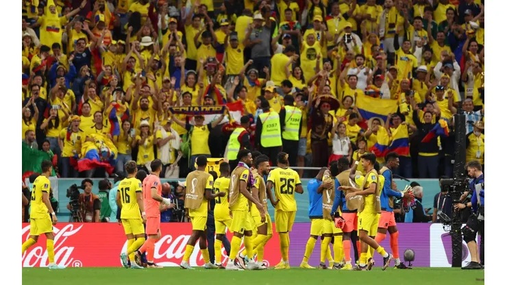 Jugadores de Ecuador celebran con su hinchada tras el triunfo ante Qatar