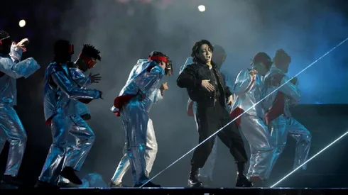 El integrante de BTS fue parte del número inicial.